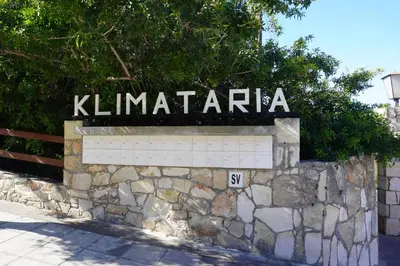 a sign that reads kimahanaria on a stone wall at Villa Hanna mit Meerblick in Pissouri