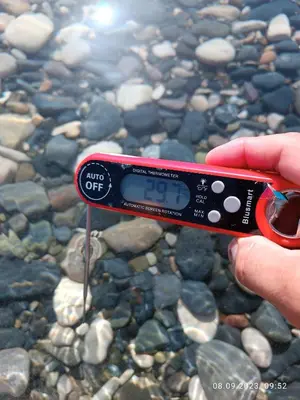 a person holding a thermometer in front of water at Ferienhaus_FamilyKrausz in Pervolia