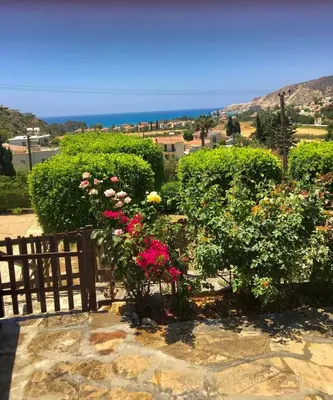 a garden with flowers and a wooden fence at Kuća za odmor Kipar in Pissouri
