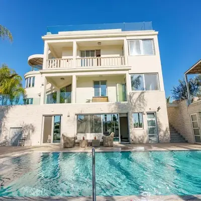 Royal Nissi Mansion 3 bed lower part of villa