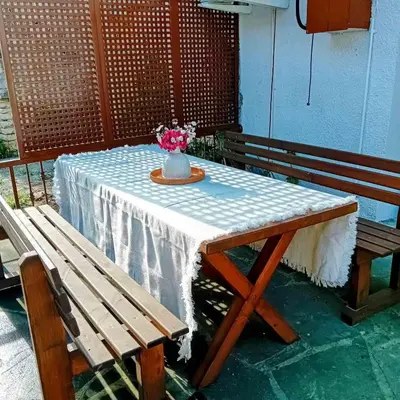 a table with a vase of flowers on top at En Sylikion cottage in Silikou