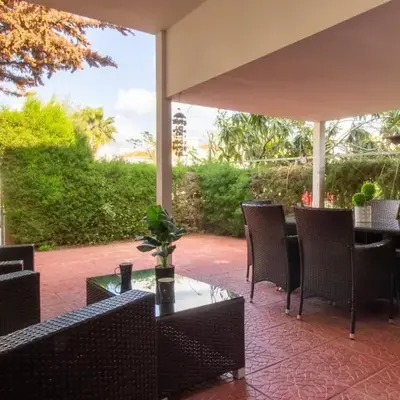 Large Veranda 2BR Walk to Beach