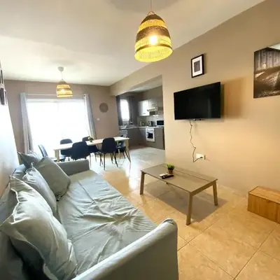 2Br Apt - 5mins walk to the Beach with Internet access