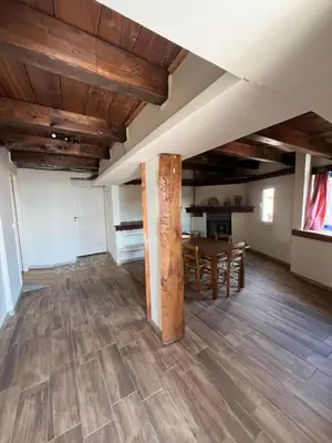 a room with a table and a dining room at Odou Off-grid in Odhou