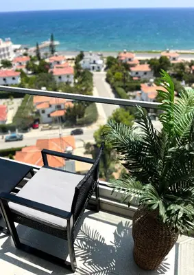 a balcony with a chair and a potted plant at Boho Studio mit Meerblick in Boğaz