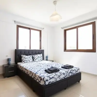 Spacious & Bright Apartment with Balcony