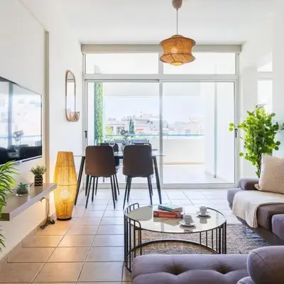 Yellow Canvas - 2-BR Apartment & Balcony in Larnaca