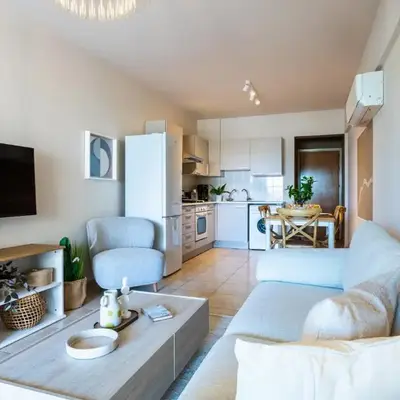 Calina - 3BR Apt W Pool & Balcony in Mackenzie