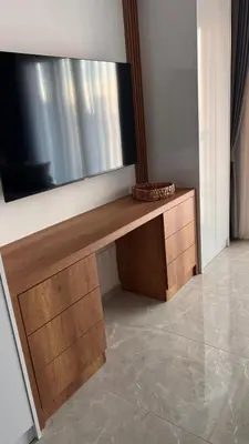 a flat screen tv sitting on top of a wall at Rıversıdelıfe Iskele 164 in Vuda