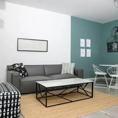 Bright 2BR by Pedieos Park