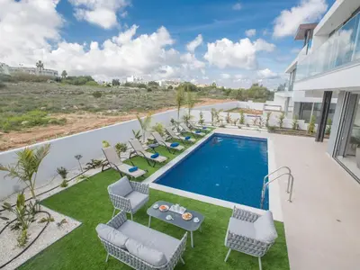 an image of a swimming pool in a house at Holiday Home 3-Schlafzimmer-Villa mit privatem Pool im Zentrum by Interhome in Protaras