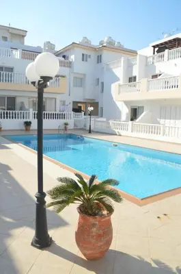 a light pole next to a swimming pool at Kapparis Penthouse in Paralimni