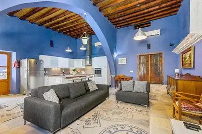 a living room with a couch and a kitchen at Blue Oak House in Kato Drys