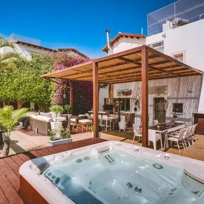 SunnyVillas: 4BR Villa☆Private Pool + Jacuzzi - Villa Amelie