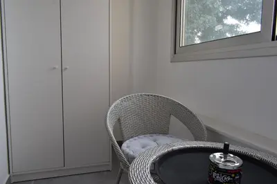 a wicker chair with a table in a room at MAMA'S FLAT - ΤΟ ΔΙΑΜΕΡΙΣΜΑ ΤΗΣ ΜΑΜΑΣ in Strovolos